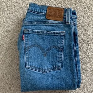 Levi’s Wedgie W28. Like-new condition. Distressed at knees.